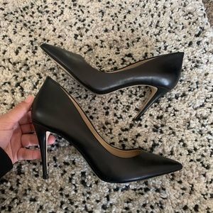 Black pumps